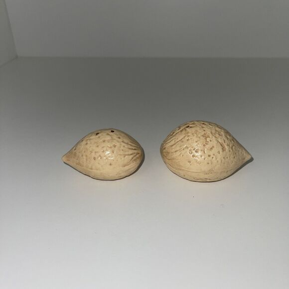 Vintage Beige Seashell Salt Pepper Shakers Ceramic Porcelain Santa Barbra Cali. - Picture 4 of 7